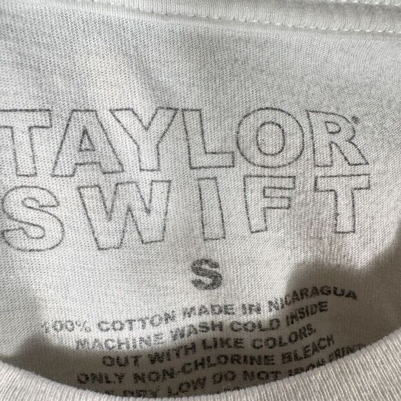 Taylor Swift Crew Neck Tee Shirt Size Small Short Sleeve White Grassy Field - Picture 6 of 9